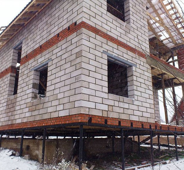 Монтаж свайно-винтового фундамента под дом из пеноблока в Красногорске